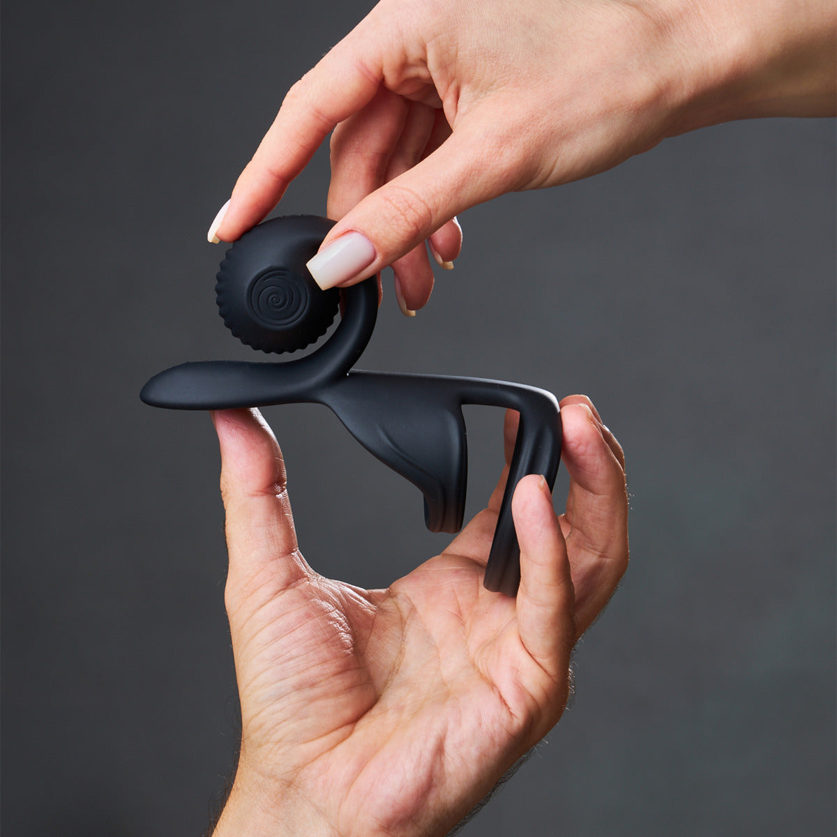 Snail Vibe Snail JOVI in Black – lifestyle view